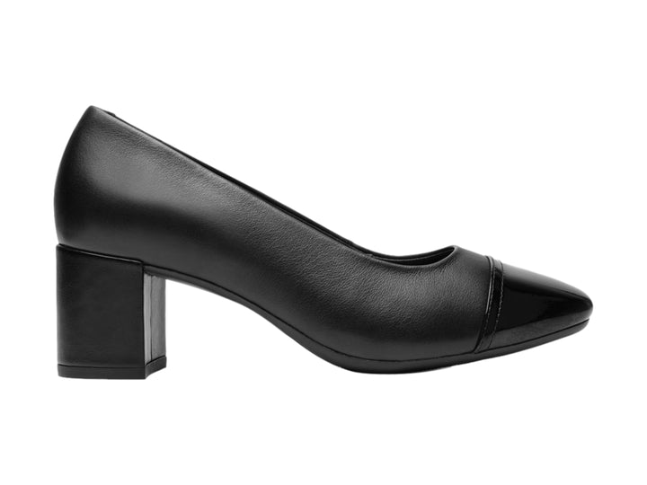 Zapato negro de cuero con tacón cuadrado y detalle brillante en la punta.
