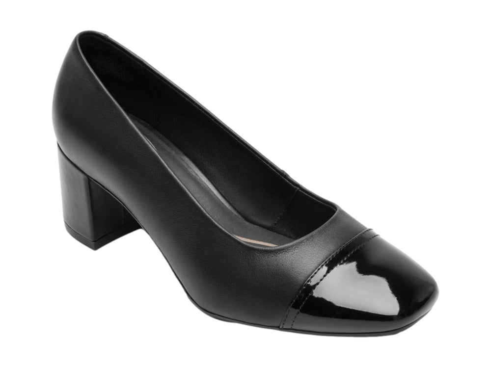Zapato negro de cuero con tacón cuadrado y detalle brillante en la punta.