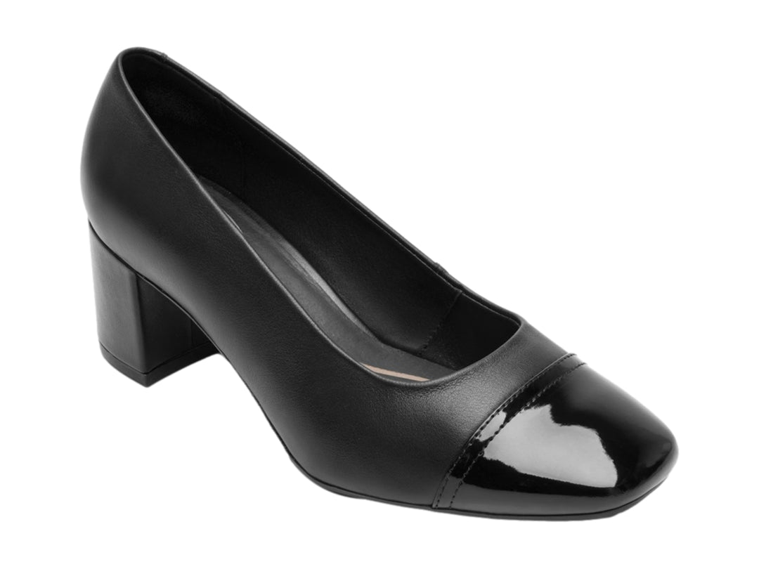 Zapato negro de cuero con tacón cuadrado y detalle brillante en la punta.