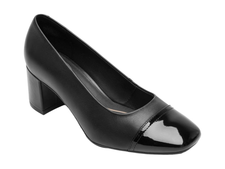 Zapato negro de cuero con tacón cuadrado y detalle brillante en la punta.