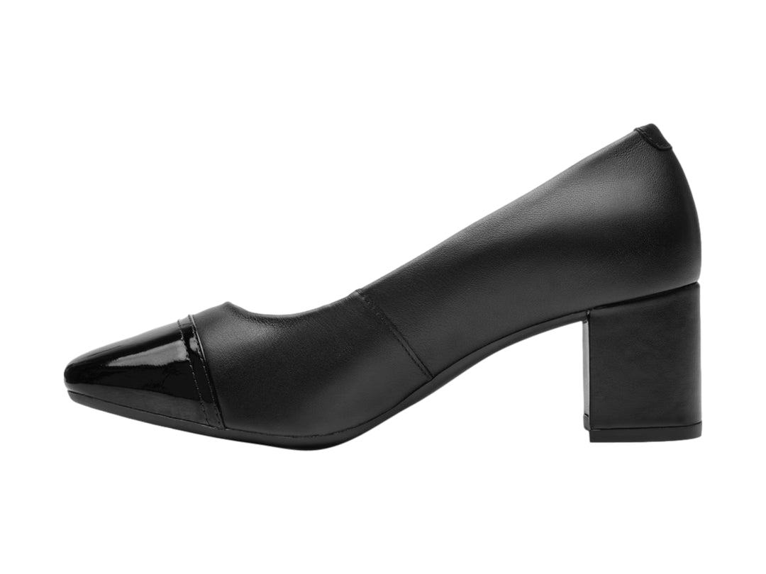 Zapato negro de cuero con tacón cuadrado y detalle brillante en la punta.