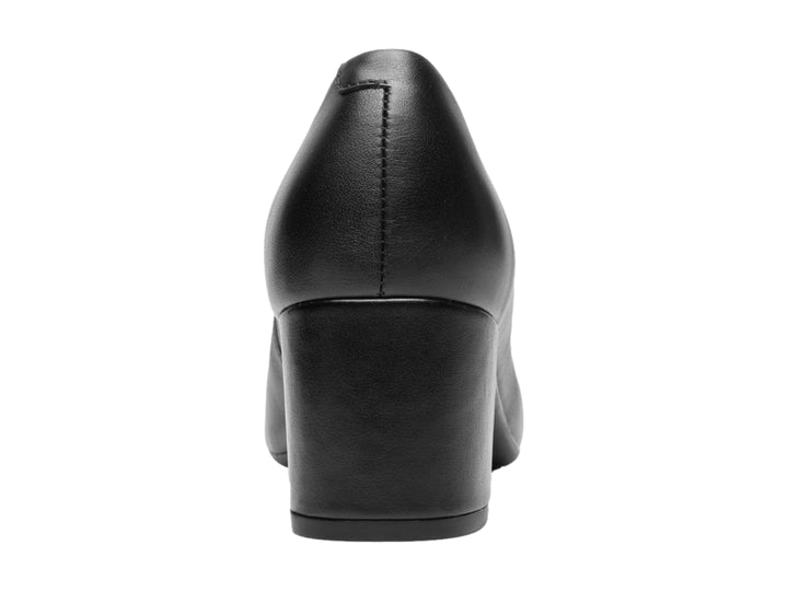 Zapato negro de cuero con tacón cuadrado y detalle brillante en la punta.