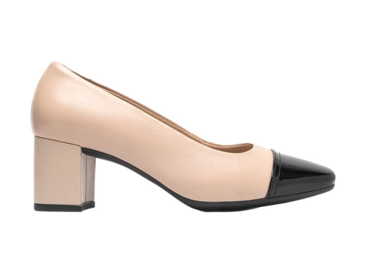 Zapato de tacón cuadrado color beige con punta negra brillante.
