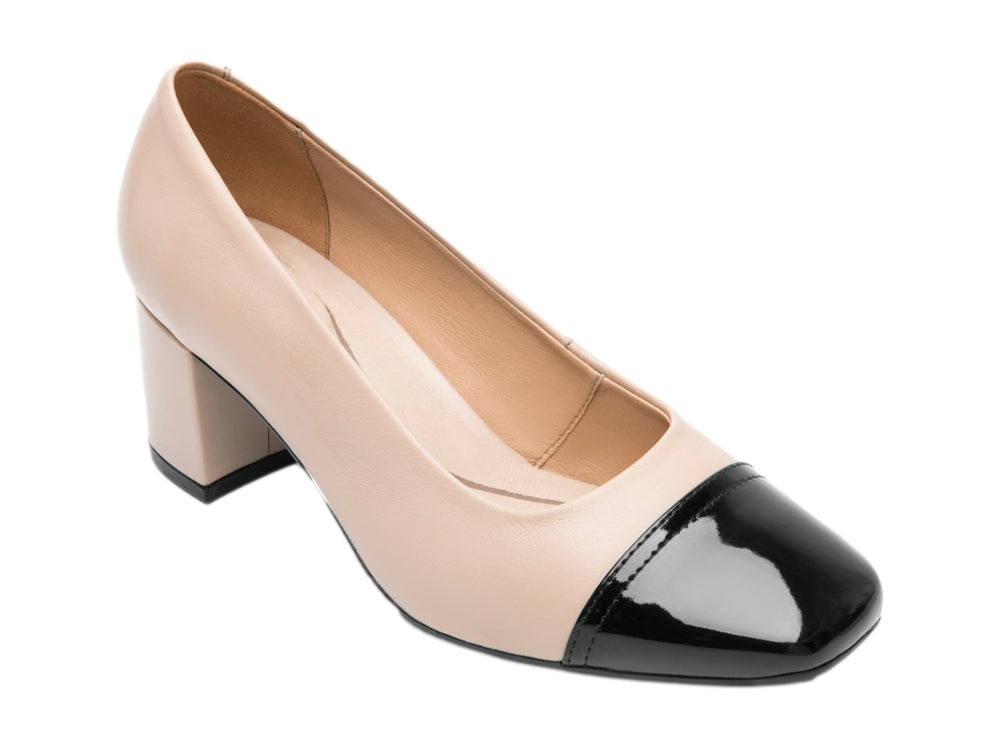 Zapato de tacón cuadrado color beige con punta negra brillante.