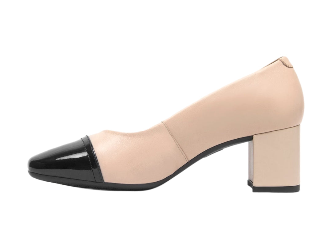 Zapato de tacón cuadrado color beige con punta negra brillante.