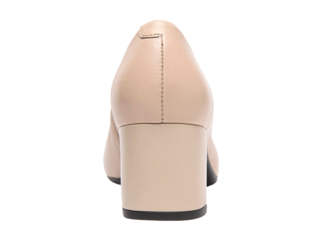 Zapato de tacón cuadrado color beige con punta negra brillante.