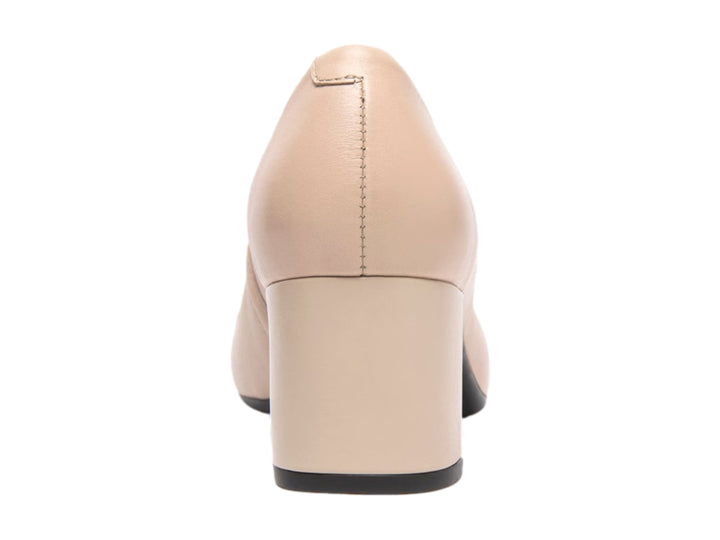 Zapato de tacón cuadrado color beige con punta negra brillante.