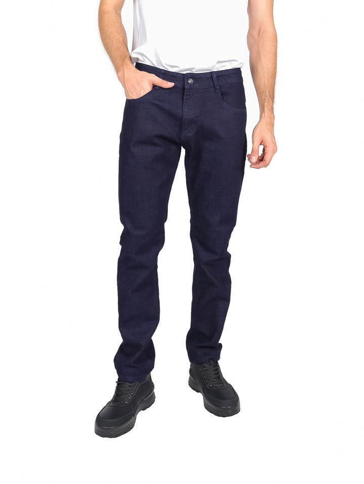 Hombre vistiendo pantalones jeans color azul marino de corte recto y calzado negro sobre fondo blanco.