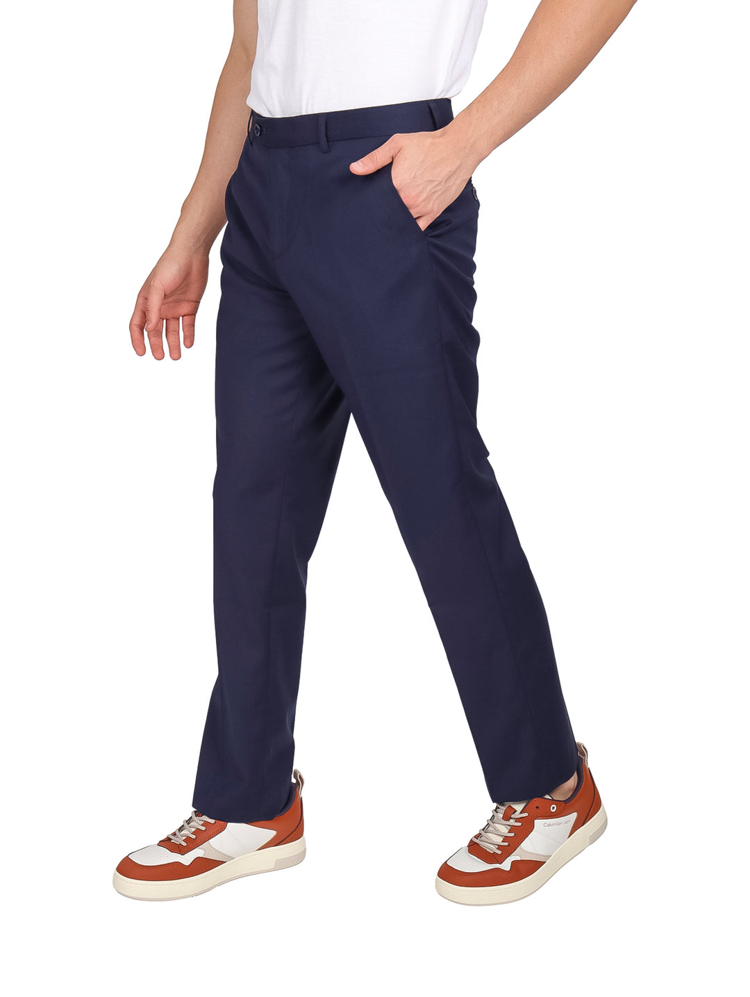 Hombre vistiendo un pantalón de vestir color azul marino de corte recto y estilo formal.