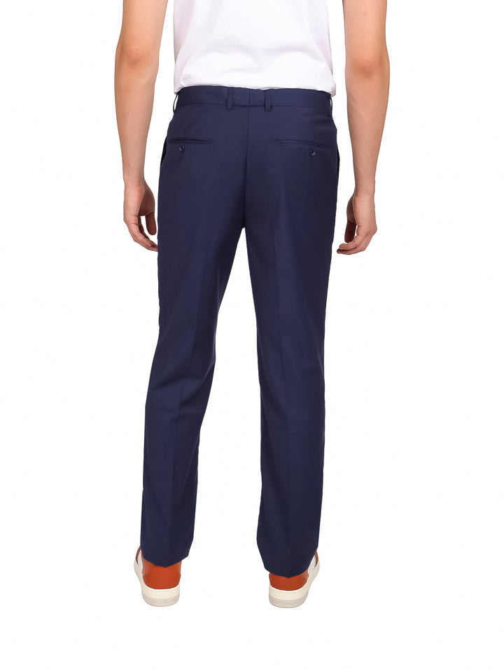 Hombre vistiendo un pantalón de vestir color azul marino de corte recto y estilo formal.