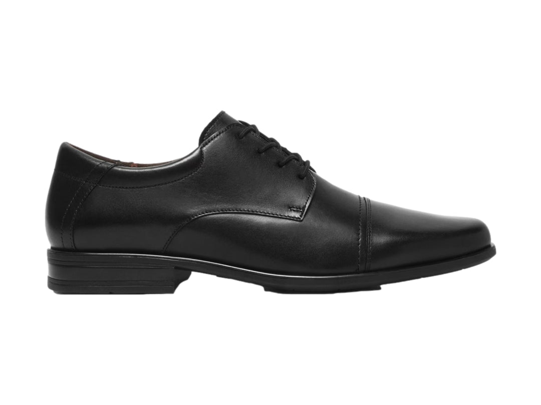 Zapato formal de cuero color negro con agujetas.