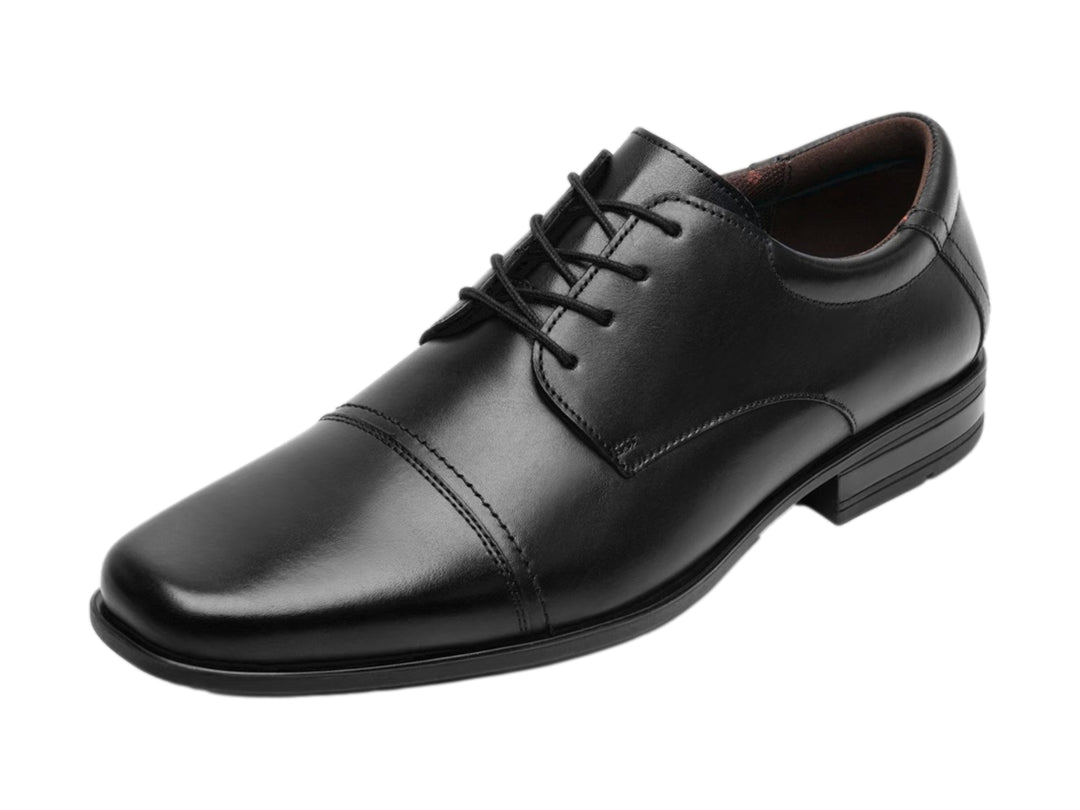 Zapato formal de cuero color negro con agujetas.