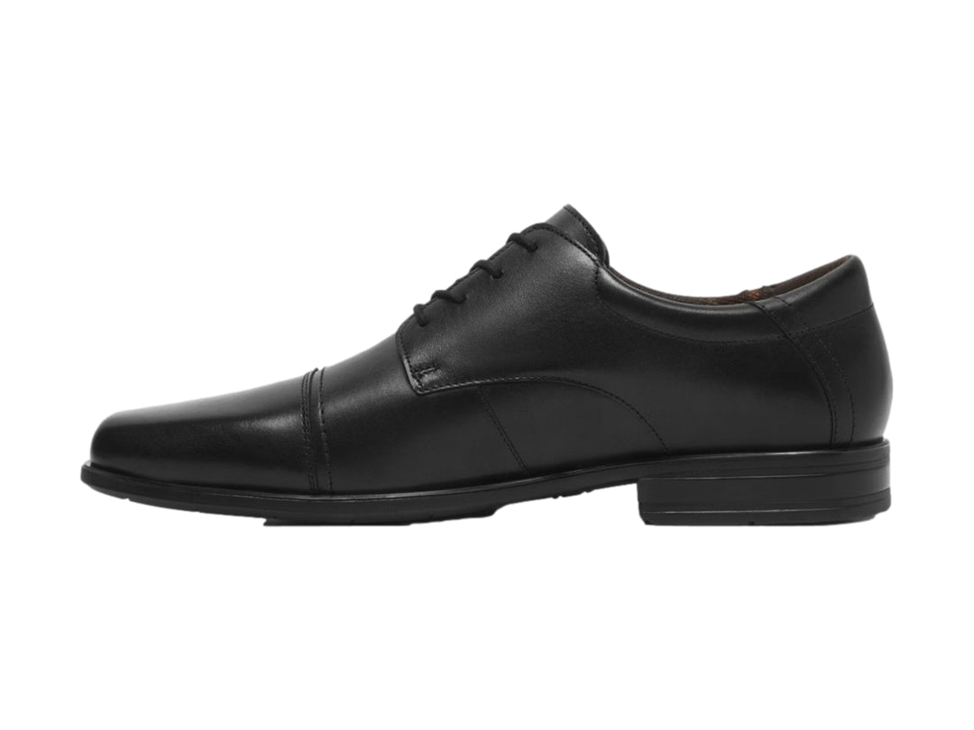 Zapato formal de cuero color negro con agujetas.