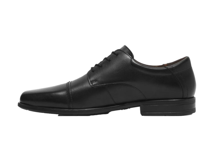 Zapato formal de cuero color negro con agujetas.