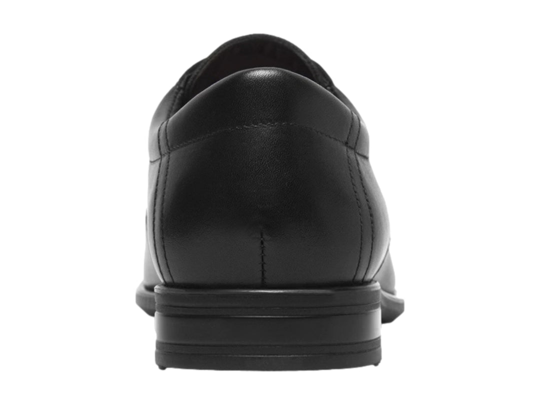 Zapato formal de cuero color negro con agujetas.