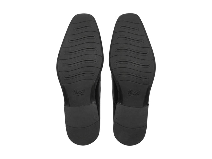 Zapato formal de cuero color negro con agujetas.