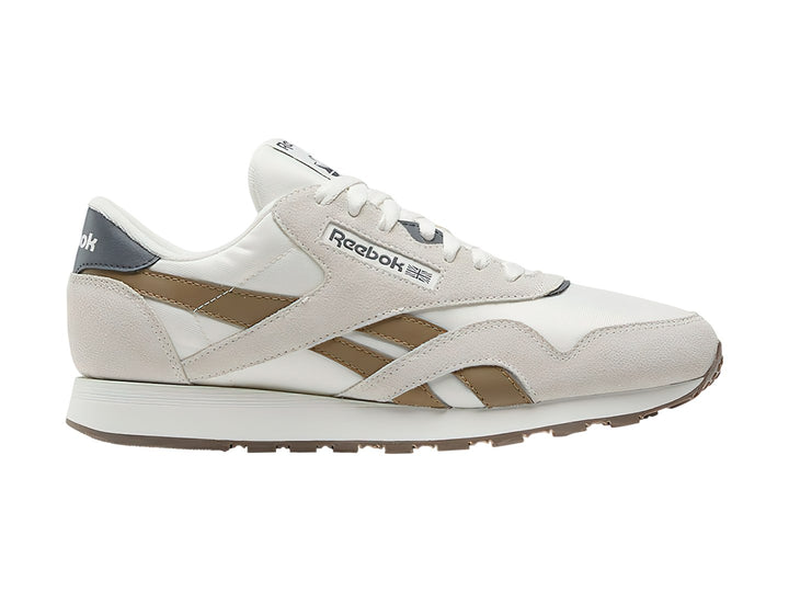 Tenis Reebok Classic Nylon color blanco con detalles en beige y un toque azul en el talón.