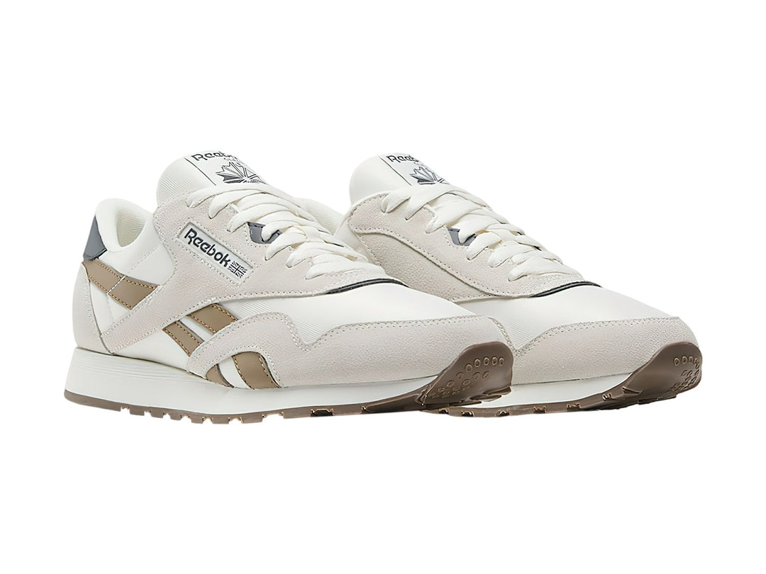 Tenis Reebok Classic Nylon color blanco con detalles en beige y un toque azul en el talón.