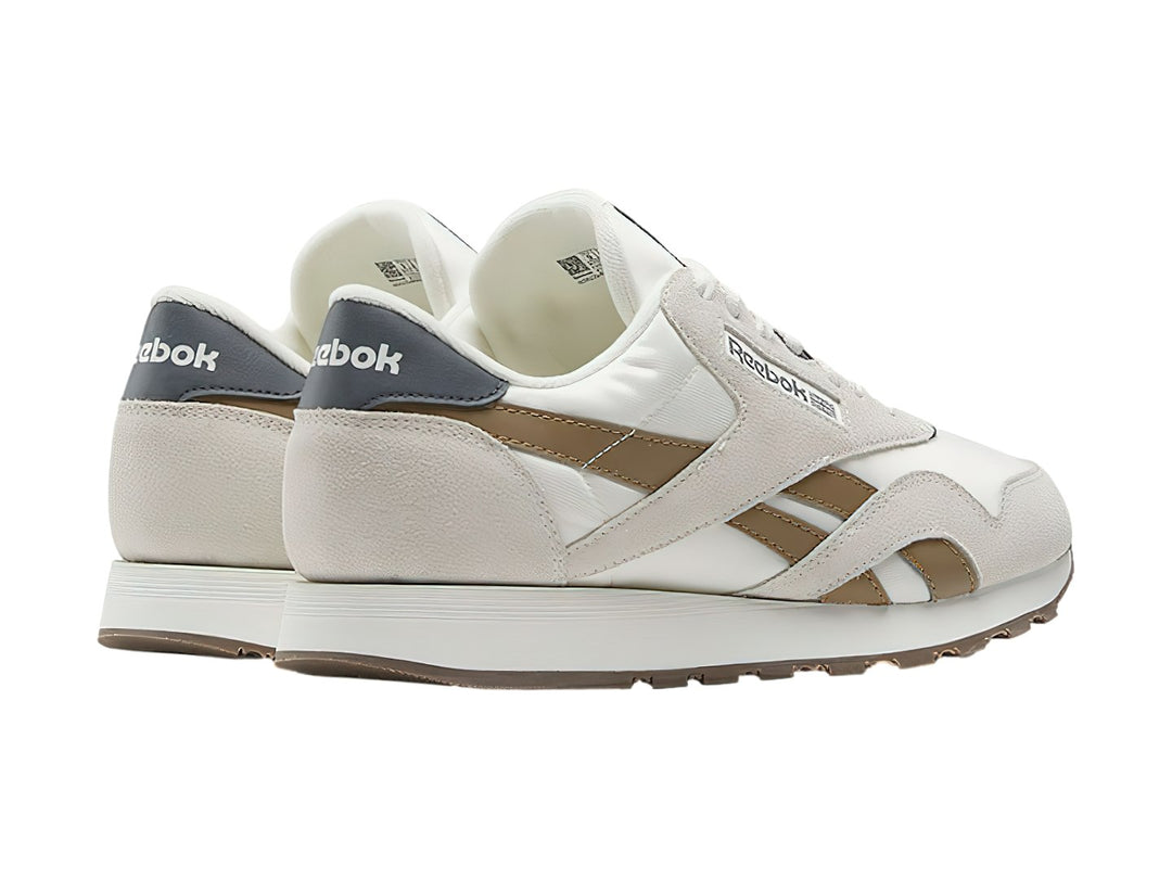 Tenis Reebok Classic Nylon color blanco con detalles en beige y un toque azul en el talón.