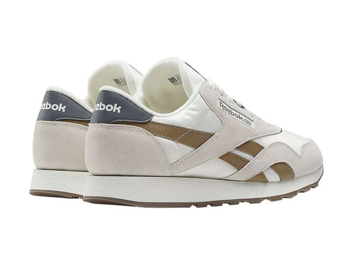 Tenis Reebok Classic Nylon color blanco con detalles en beige y un toque azul en el talón.