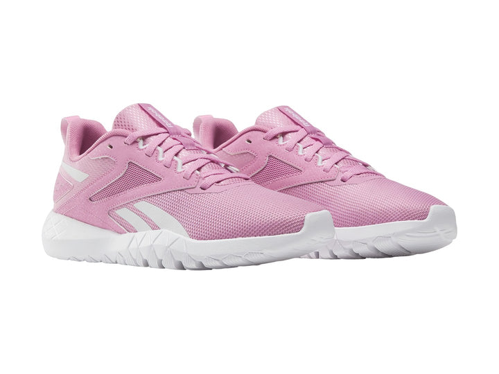 Tenis deportivos Reebok Flexagon Energy TR 4 en color rosa con suela blanca y detalles sintéticos.