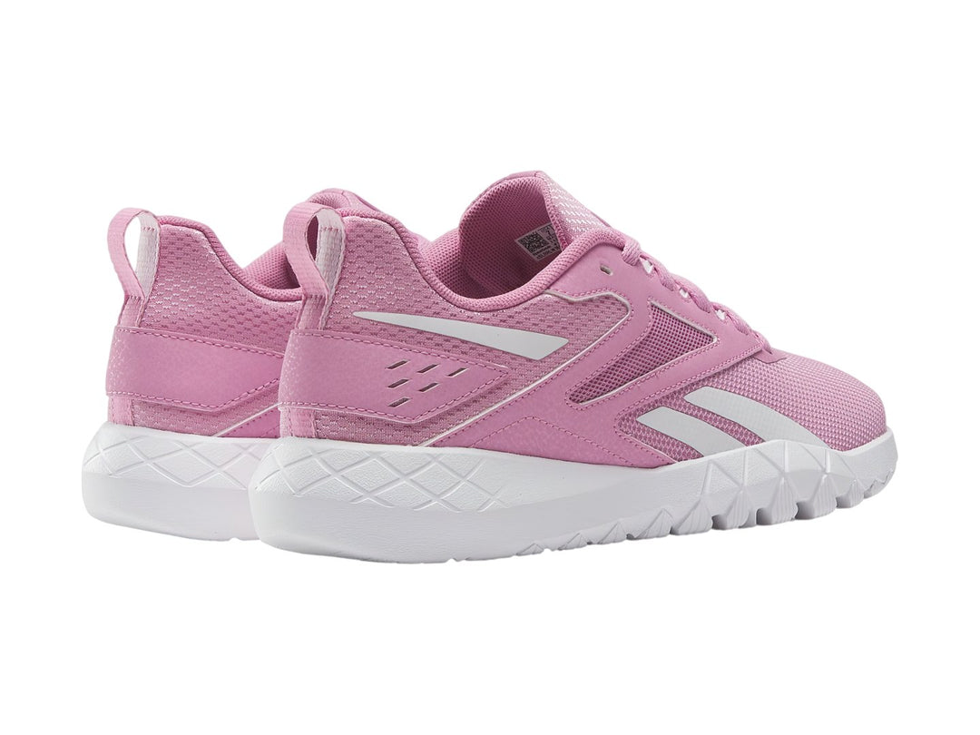 Tenis deportivos Reebok Flexagon Energy TR 4 en color rosa con suela blanca y detalles sintéticos.