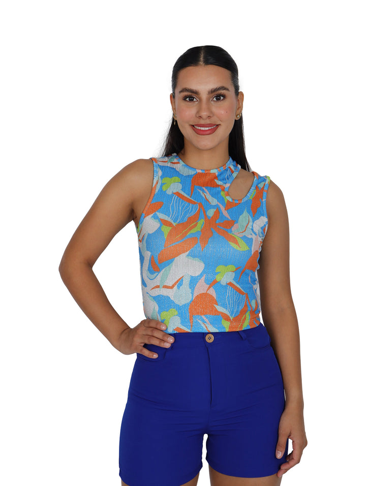 Blusa sin mangas con estampado multicolor en tonos azul, naranja y verde.