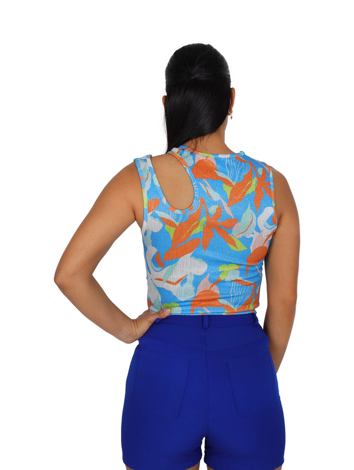 Blusa sin mangas con estampado multicolor en tonos azul, naranja y verde.
