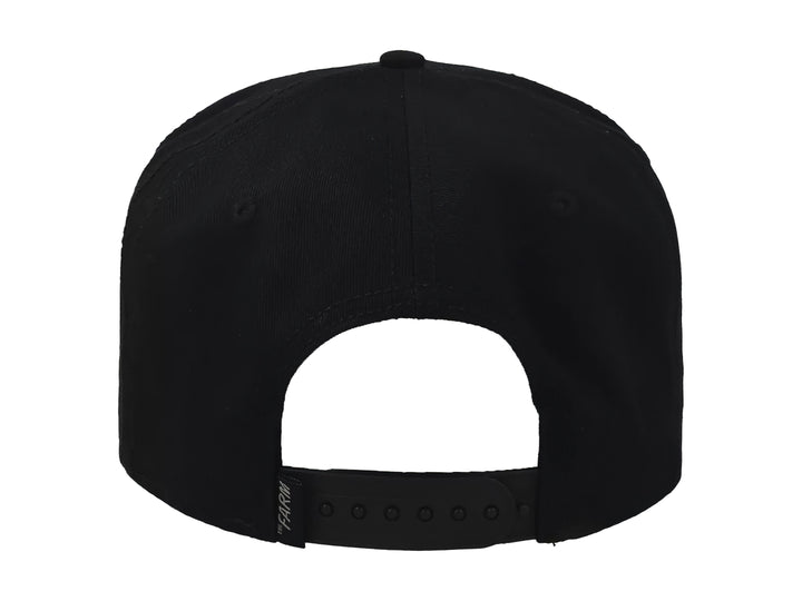 Gorra negra Goorin Bros con parche frontal de un búho y detalle de cordón naranja sobre la visera.