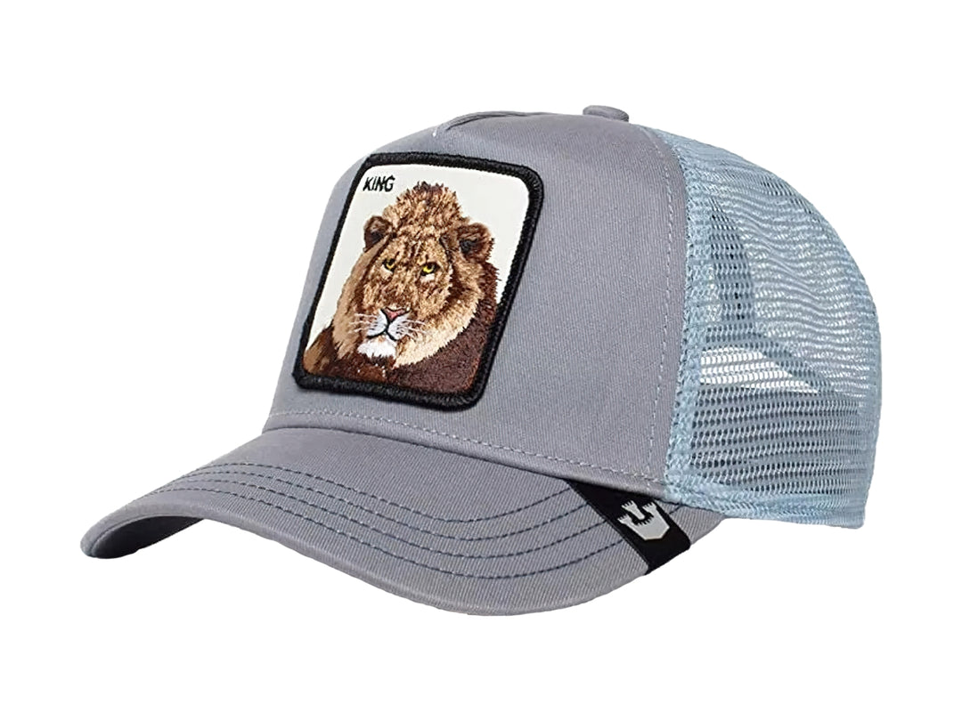 Gorra Goorin Bros color indigo con malla trasera y un parche frontal bordado de la cabeza de un león.