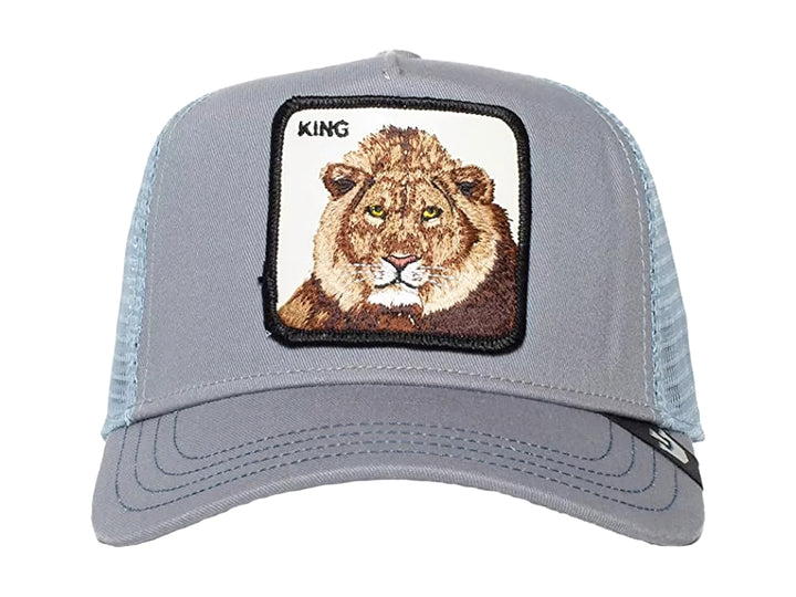 Gorra Goorin Bros color indigo con malla trasera y un parche frontal bordado de la cabeza de un león.
