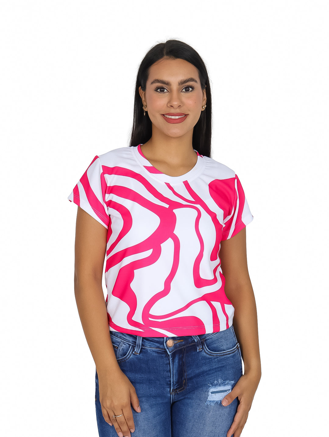 Mujer vistiendo blusa blanca con estampado abstracto en color fucsia y pantalones de mezclilla azules.