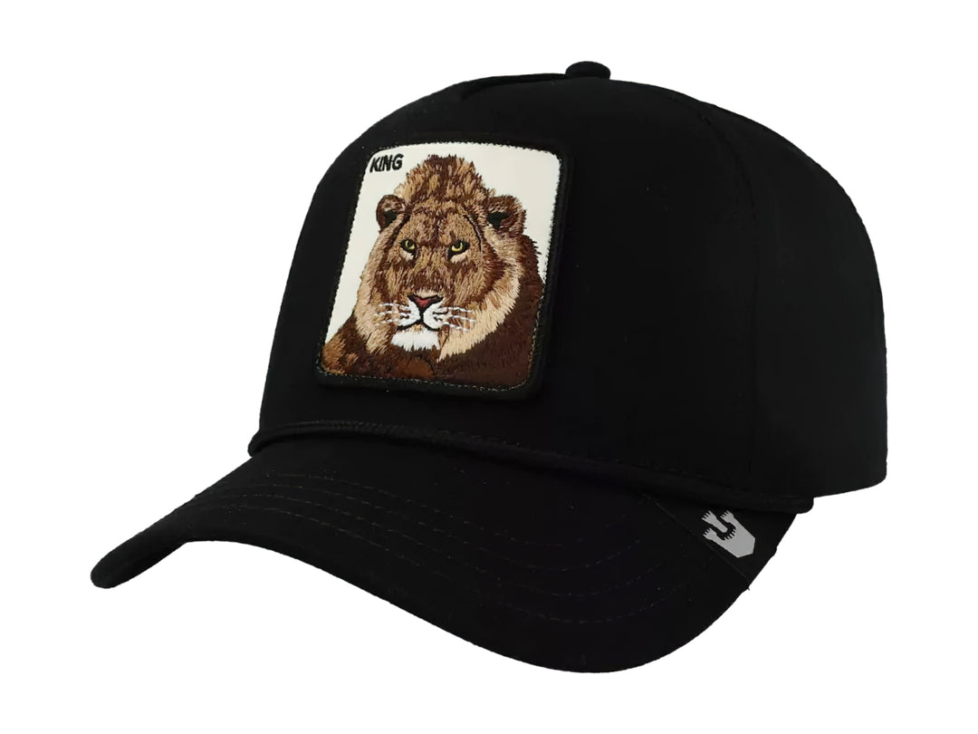 Gorra negra con parche frontal bordado de un león y la palabra KING.