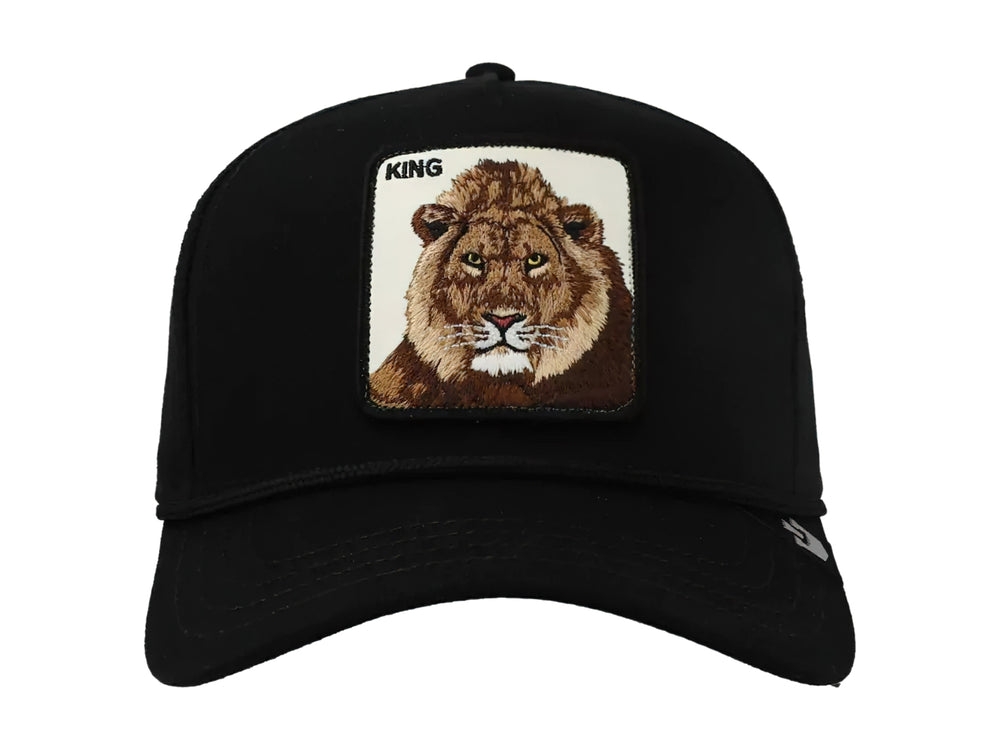 Gorra negra con parche frontal bordado de un león y la palabra KING.