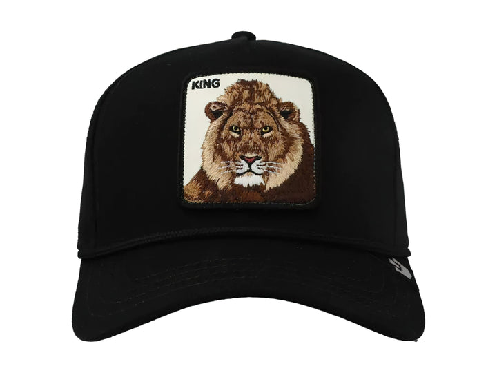 Gorra negra con parche frontal bordado de un león y la palabra KING.