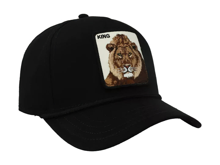 Gorra negra con parche frontal bordado de un león y la palabra KING.