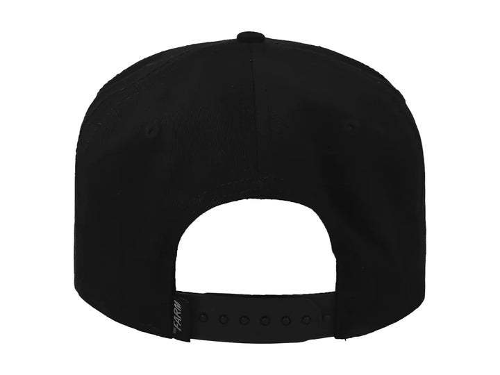 Gorra negra con parche frontal bordado de un león y la palabra KING.