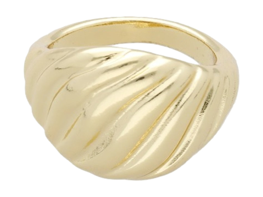 Anillo grueso de color dorado con diseño de relieves ondulados y acabado brillante.
