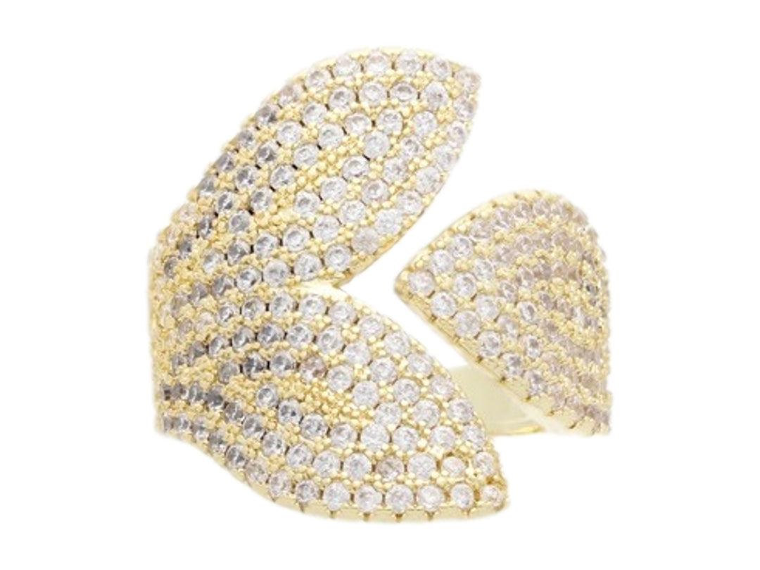 Anillo dorado de diseño moderno y ancho, decorado con múltiples circonias brillantes en toda su superficie.