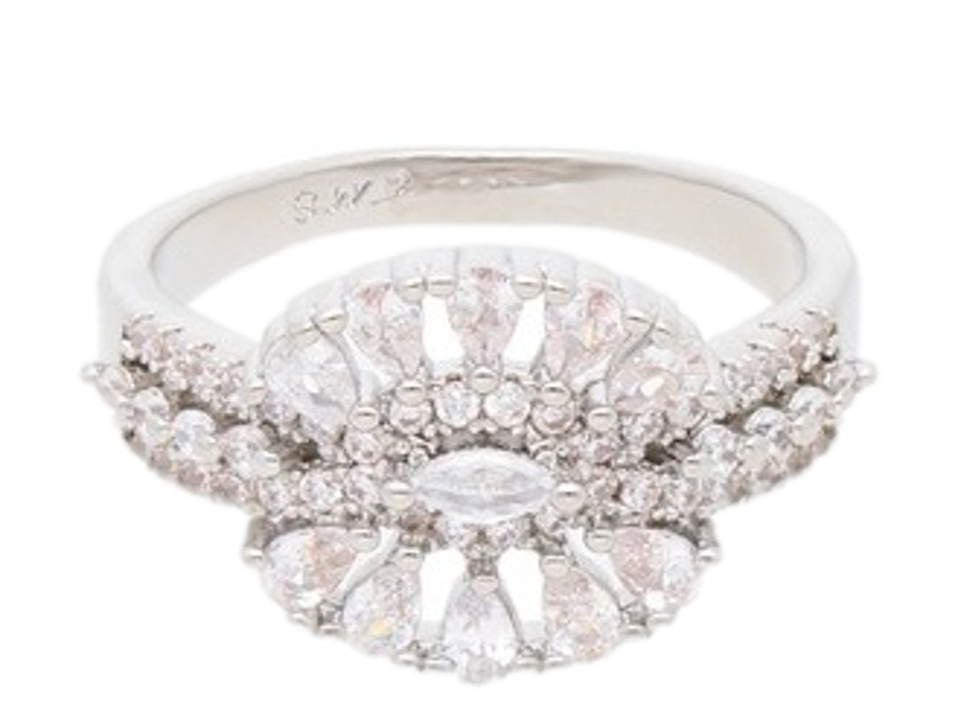Anillo plateado con diseño floral central incrustado con cristales brillantes.