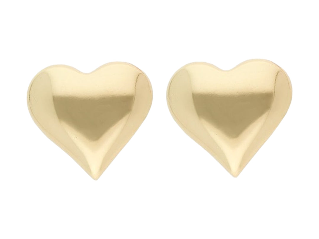 Par de pendientes dorados en forma de corazón con acabado brillante.