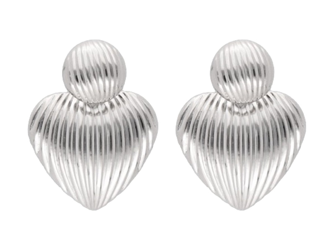 Par de pendientes de plata en forma de corazón con textura estriada y detalle circular superior.