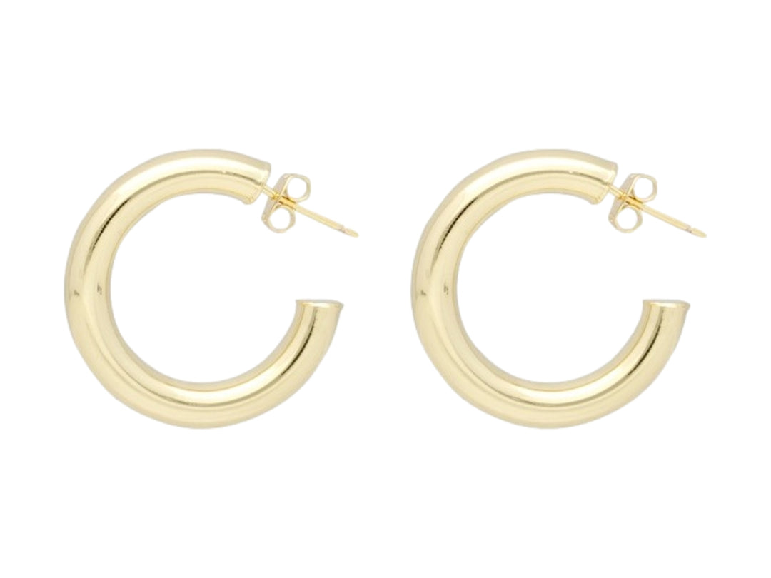 Par de aretes tipo argolla en color dorado con acabado brillante y cierre de poste.