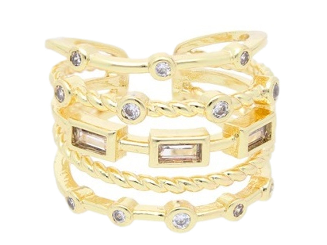 Anillo dorado de varias capas con incrustaciones de circonias brillantes y detalles trenzados.