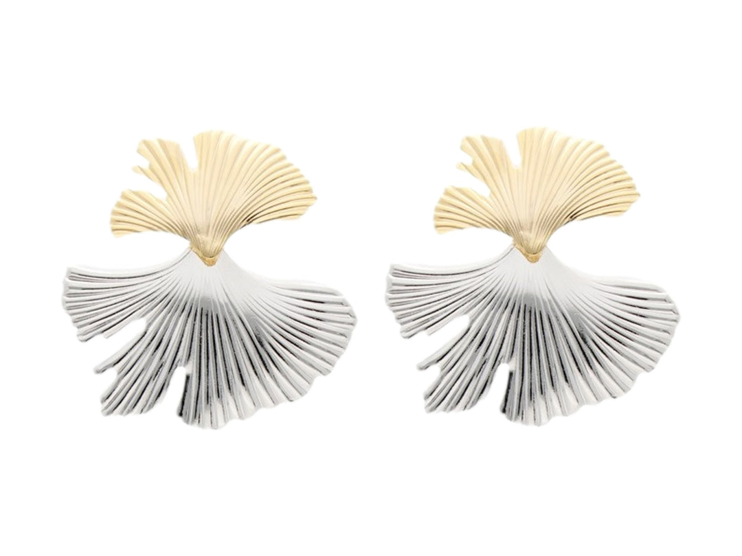 Par de pendientes metálicos en forma de hoja de ginkgo bicolor en tonos dorado y plata con textura estriada.