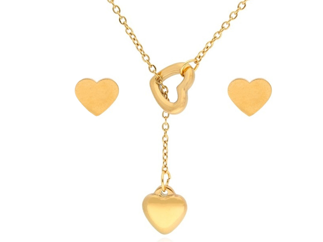 Set de joyería dorado compuesto por un collar con dije de corazón y aretes a juego en forma de corazón.