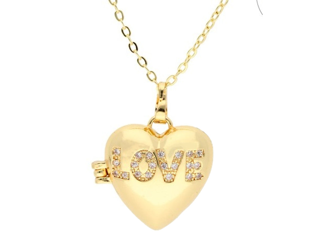 Collar dorado con dije en forma de corazón que incluye la palabra LOVE incrustada con cristales brillantes.