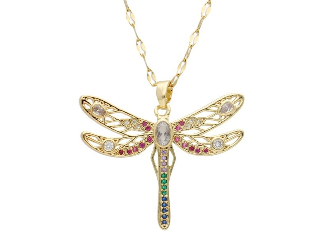 Collar dorado con dije en forma de libélula adornado con cristales multicolores sobre fondo blanco.