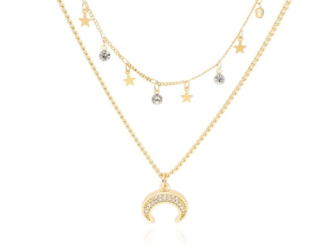 Collar dorado de dos capas con dijes de luna creciente, estrellas y cristales brillantes.
