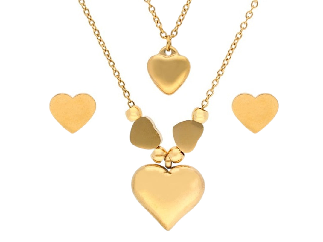Set de joyería dorado compuesto por dos collares y aretes con dijes en forma de corazón.